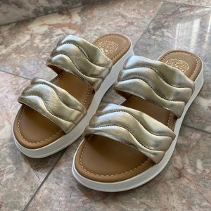 NWOT Vince Camuto Sondrie Platform Slide Sandal. New without tags